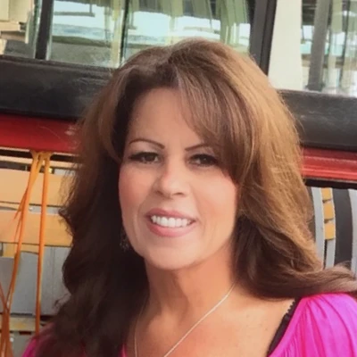 A headshot photo of Donna